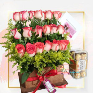 Arreglo floral con rosas labios de mujer