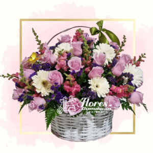 Arreglos florales en tonos rosados y lila